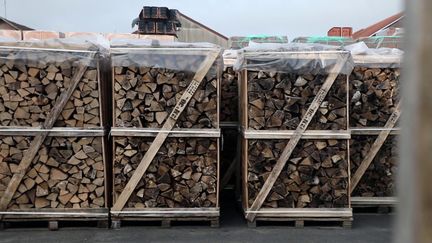 L'été est le bon moment pour refaire son stock de bois et de pellets. Avec une baisse de la demande, les prix sont plus intéressants durant la période estivale.