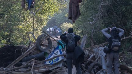 Des barricades érigées sur la Zad de&nbsp;Notre-Dame-des-Landes (Loire-Atlantique), le 16 mai 2018. (ESTELLE RUIZ / CROWDSPARK / AFP)