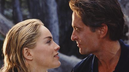 Michael Douglas et Sharon Stone en 1992 dans le film "Basic Instinct", réalisé par Paul Verhoeven. Là encore, Douglas incarne un policier, chargé d'enquêter sur une romancière, incarnée par Sharon Stone, accusée d'avoir tué son amant. (SUNSET BOULEVARD / CORBIS HISTORICAL)