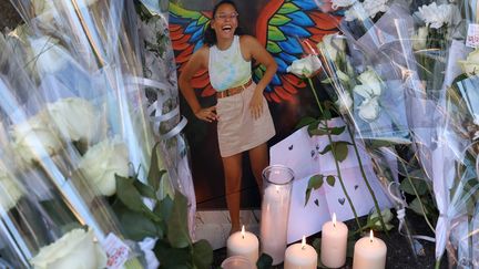 Une photo, des fleurs et des bougies sont déposées dimanche 24 octobre à Mulhouse (Haut-Rhin) lors de la marche blanche en hommage à Dinah, adolescente de 14 ans qui s'est suicidée le 5 octobre à cause du harcèlement scolaire qu'elle subissait. (DAREK SZUSTER / MAXPPP)