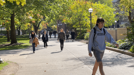 Des étudiants sur le campus de l'Université d'Ann Arbor, dans le Michigan aux Etats-Unis, le 16 octobre 2024. (SARAH CALAMAND / RADIO FRANCE)