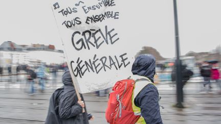 Des manifestants à Nantes le 17 décembre 2019. (LOIC VENANCE / AFP)