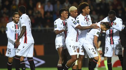 Les Niçois célèbrent le but de Youcef Atal contre Lorient, en Ligue 1, le 30 octobre 2022. (JEAN-FRANCOIS MONIER / AFP)