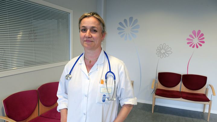 Ir&egrave;ne Frachon, pneumologue au CHU de Brest (Finist&egrave;re) et auteure de "Mediator 150 mg : combien de morts ?", le 16 mai 2013 dans son h&ocirc;pital. (FRED TANNEAU / AFP)