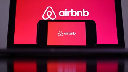 Le logo de la plateforme Airbnb, le 13 février 2024 à Los Angeles. (MARIO TAMA / GETTY IMAGES NORTH AMERICA / AFP)