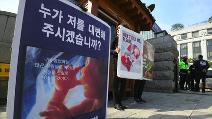 Des opposants à l'avortement devant la cour constitutionnelle à Séoul (Corée du Sud), le 11 avril 2019.&nbsp; (JUNG YEON-JE / AFP)