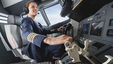 De nombreux emplois sont à pourvoir dans le secteur du transport aérien, notamment des emplois&nbsp;de jeunes femmes, dans des métiers qui sont culturellement considérés comme techniques, notamment pilote ou mécanicien. (Illustration) (WESTEND61 / GETTY IMAGES)