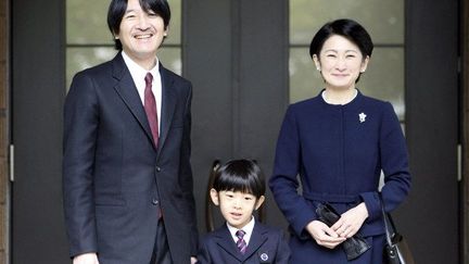 Le prince Hisahito entouré de son père le prince Akishino et de sa mère la princesse Kiko, à Tokyo le 14 mars 2013.


	Agé de six ans, il est le premier fils d'Akishino, frère du prince héritier Naruhito. Né le 6 septembre 2006, il est en deuxième position dans l'ordre de succession au trône après son oncle, le fils aîné de l'empereur Akihito.
	
	La princesse Aiko de Toshi, 12 ans, fille unique du prince Naruhito et de son épouse Michiko, ne peut figurer dans l'ordre de succession au trône, les femmes en ayant été écartées en 1889. (JUNJI KUROKAWA/POOL/AFP)