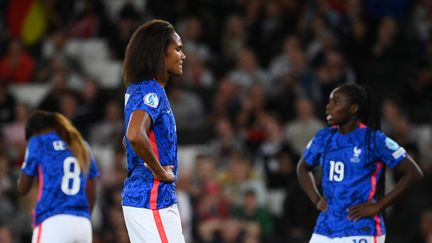 Les Françaises après le coup de sifflet final de la demi-finale contre l'Allemagne, à Milton Keynes, le 27 juillet 2022. (FRANCK FIFE / AFP)