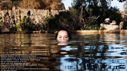 Cette série est une suite de portraits de femmes égyptiennes victimes de maltraitances. Les femmes et les jeunes filles égyptiennes sont victimes de violences d’une ampleur très inquiétante, tant dans la sphère privée que publique, notamment d’agressions sexuelles collectives et d’actes de torture dans le cadre de détentions. Être une femme aujourd’hui en Egypte est un combat de chaque jour à tel point que pour nombre d’entre elles, sortir de chez soi devient un acte de résistance.   (Mouna Saboni/Œuvre exposée à l&#039;IMA)