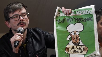 Le dessinateur Luz pr&eacute;sente la une du premier num&eacute;ro de "Charlie Hebdo" apr&egrave;s l'attentat du 7 janvier, le 13 janvier 2015, &agrave; Paris. (MARTIN BUREAU / AFP)