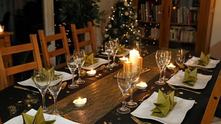 Une table de réveillon dressée dans une famille, pour partager un moment de fêtes. (VANESSA MEYER / L'ALSACE / MAXPPP)