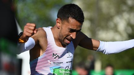 Le Français Morhad Amdouni heureux de battre le record de France du marathon, à Paris, le 3 avril 2022. (FRANCK FIFE / AFP)