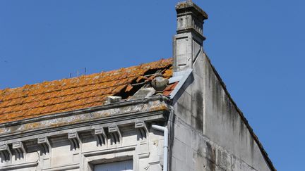 Une toiture abîmée par le séisme du 20 mars 2019 en Nouvelle-Aquitaine, qui avait causé quelques dégâts matériels à Barbezieux-Saint-Hilaire (Charente). (MAXPPP)