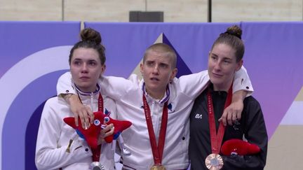 La délégation française a décroché 9 médailles, dont 3 titres paralympiques, dimanche 1er septembre. La plus belle surprise de la journée est venue d'Emeline Pierre, qui a obtenu l'or sur le 100 m nage libre en catégorie S10. (FRANCEINFO)