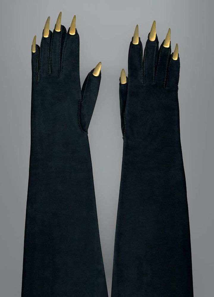 ELSA SCHIAPARELLI Gants du soir « Griffes », 1936.
	Veau-velours, application de faux ongles en métal doré, couture sellier, couture piquée. Galliera, GAL1984.2.10AB, don de Madame Delbée.
