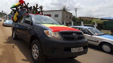 Des supporters s&eacute;n&eacute;galais d&eacute;filent dans les rues de Bata, en Guin&eacute;e &eacute;quatoriale avant le d&eacute;but de la Coupe d'Afrique des Nations, le 21 janvier 2012.&nbsp; (AMR ADBALLAH DALSH / REUTERS)