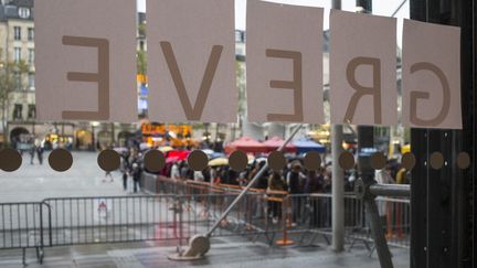 Le mot "grève" affiché sur les vitres du Centre Georges-Pompidou le 30 octobre 2023, à Paris. Le personnel était alors en grève, mais le musée, lui, était resté ouvert. (ERIC BRONCARD / HANS LUCAS)