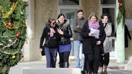 Les parents d'&eacute;l&egrave;ves mettent fin &agrave; la prise d'otages du personnel de l'&eacute;cole priv&eacute;e fr&eacute;quent&eacute;e par leurs enfants, &agrave; Berre-l'Etang (Bouches-du-Rh&ocirc;ne), le 7 d&eacute;cembre 2011. (ANNE-CHRISTINE POUJOULAT / AFP)