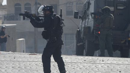 Un policier isra&eacute;lien tirant des gaz lacrymog&egrave;nes lors de heurts &nbsp;&agrave; J&eacute;rusalemEst (Isra&euml;l), le 3 juillet 2014. (SALIH ZEKI FAZLIOGLU / ANADOLU AGENCY)