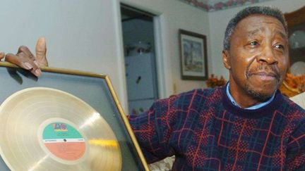 Jimmy Ellis du groupe &quot;The trammps&quot; avec le disque d&#039;or reçu pour &quot;Disco inferno&quot;
 (Anonymous/AP/SIPA)