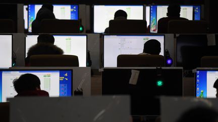 Une salle d'ordinateurs d'une école informatique en Chine. Photo d'illustration. (GREG BAKER / AFP)