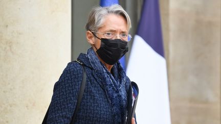 La ministre du Travail, Elisabeth Borne, quitte l'Elysée, à Paris, le 12 janvier 2022. (BERTRAND GUAY / AFP)