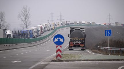 Des camions font la queue pour passer un poste-frontière entre la Roumanie et la Bulgarie, près de Giurgiu, en Roumanie, le 6 décembre 2022. (DANIEL MIHAILESCU / AFP)