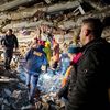 Les travaux de secouristes sur les ruines d'un hôpital, à Antioche (Turquie). (MARIE PIERRE VEROT / RADIOFRANCE / FRANCEINFO)