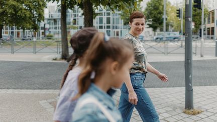 Jane, une réfugiée ukrainienne, accompagne ses filles à l'école, le 10 mai 2022, à Noisy-le-Grand (Seine-Saint-Denis). (PIERRE MOREL / FRANCEINFO)