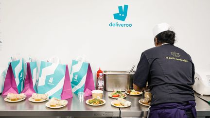 Un cuisinier du Petit Cambodge dans la Deliveroo Edition de Saint-Ouen (Seine-Saint-Denis). (MAXPPP)