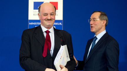 Le pr&eacute;sident de l'Observatoire national de la d&eacute;linquance, Alain Bauer (g), et le ministre de l'Int&eacute;rieur, Claude Gu&eacute;ant (d), le 17 janvier 2012 &agrave; Paris, lors de la remise du rapport sur les chiffres de la criminalit&eacute; pour l'ann&eacute;e 2011. (MARTIN BUREAU / AFP)