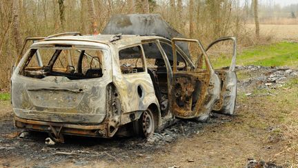 La voiture dans laquelle un homme de 44 ans s'est immol&eacute; par le feu, dans le nuit du 16 au 17 ao&ucirc;t 2013, pr&egrave;s de Lyon. (MAXPPP)