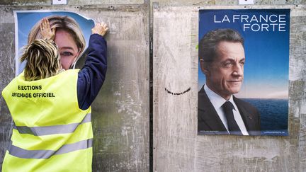 J-26 Collage d'affiches lundi 9 avril 2012. (JEFF PACHOUD / AFP)