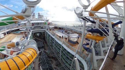 Le "Symphony of the Seas", en février 2018, à quelques jours de sa livraison à Saint-Nazaire (Loire-Atlantique). (FRANCE 3 PAYS-DE-LA-LOIRE)