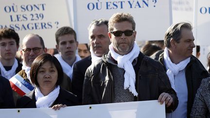 Ghyslain Wattrelos (avec les lunettes de soleil) participe à une marche silencieuse à Paris, à l'occasion du premier anniversaire de la disparition du vol MH370 de Malaysia Airlines, le 8 mars 2015. (THOMAS SAMSON / AFP)