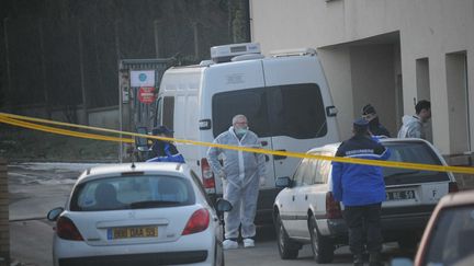 Des gendarmes au domicile du p&egrave;re de famille qui aurait tu&eacute; ses trois enfants avant de se pendre le 9 f&eacute;vrier 2012, &agrave; Zuydcoote (Nord). (BAYON /&nbsp;VOIX DU NORD / MAXPPP)