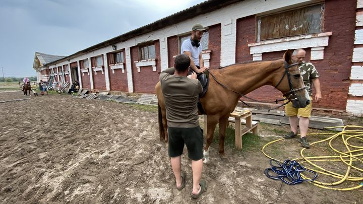 Dmytro, un soldat ukrainien, lors d'une activité au contact des chevaux, le 1er septembre 2023 dans la région de Kharkiv (Ukraine). (RAPHAEL GODET / FRANCEINFO)