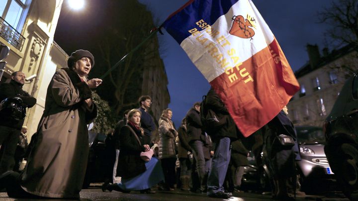 Une catholique int&eacute;griste devant l'Assembl&eacute;e nationale, le 30 janvier 2013. (KENZO TRIBOUILLARD / AFP)