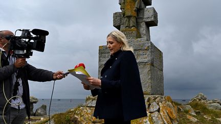 Marine Le Pen, sur l'île de Sein, dans le Finistère, le 17 juin 2020. (DAMIEN MEYER / AFP)