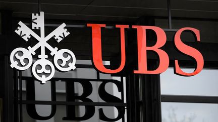 Le logo de la banque Suisse UBS, à Zurich, le 12 janvier 2016.&nbsp; (FABRICE COFFRINI / AFP)