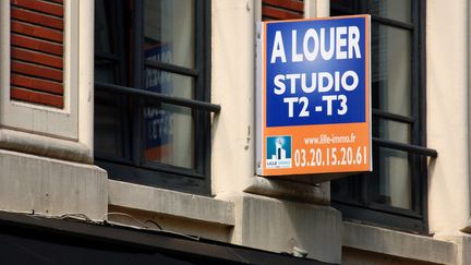 Un panneau pour un appartement &agrave; louer &agrave; Lille (Nord), le 15 septembre 2014. (  MAXPPP)