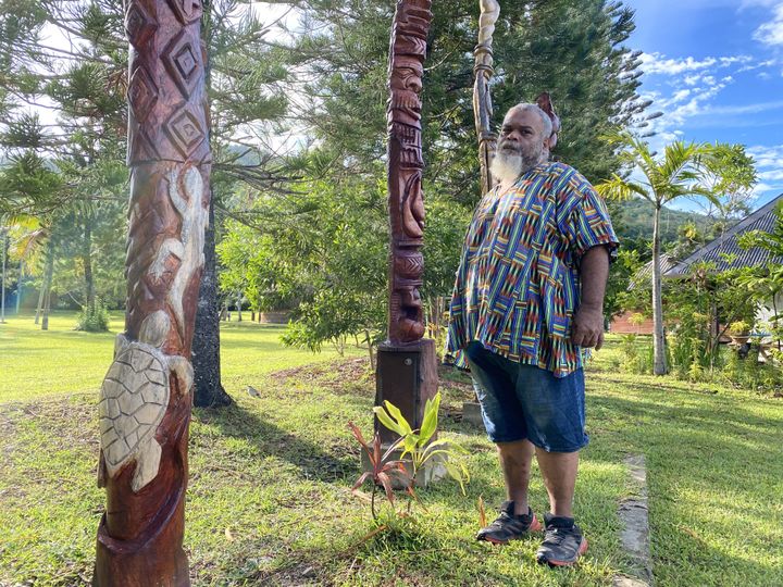 The independence activist Jean-Philippe Tjibaou, on November 30, 2021, at the cultural center of Hienghène (New Caledonia).  (RAPHAEL GODET / FRANCEINFO)