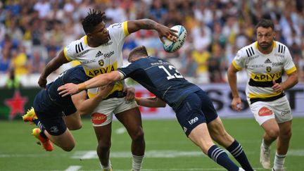 Le trois-quarts centre de La Rochelle, Jonathan Danty, dans la défense du Leinster, lors de la finale de la Champions Cup, le 28 mai 2022 au stade Vélodrome de Marseille. (NICOLAS TUCAT / AFP)