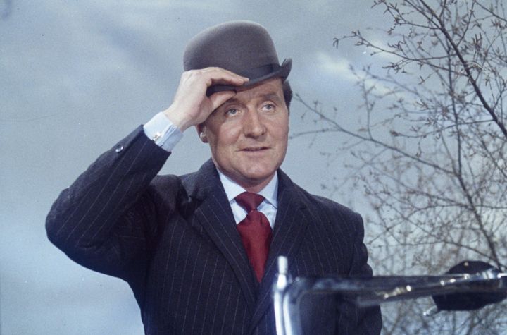 Patrick Macnee dans la saison 5 de la s&eacute;rie "Chapeau melon et bottes de cuir", en 1967. (FILMS / REX SHUTTERSTOCK / SIPA)