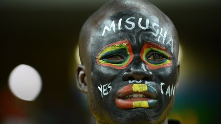 LE SUPPORTER PEINTURLUR&Eacute;. Un grand classique de la CAN. Ici, un malheureux supporter ghan&eacute;en, apr&egrave;s la d&eacute;faite de son &eacute;quipe face au Burkina Faso en demi-finales. Malgr&eacute; l'inscription au-dessus de sa bouche, les joueurs ghan&eacute;ens n'ont pas pu. (JEFFROY GUY/SIPA)