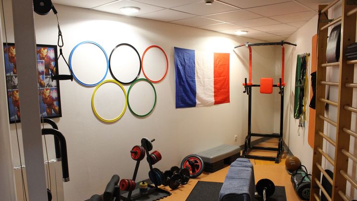 Au CRJS, les athlètes bénéficiant de la bourse Solidarité olympique ont accès à tous les équipements nécessaires pour la préparation physique. Pour les entraînements techniques, liés à leur discipline, le centre a signé des conventions avec des structures sportives locales. (APOLLINE MERLE / FRANCEINFO SPORT)