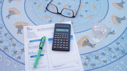 Une déclaration de revenus en cours de remplissage à Saint-Hilaire-de-Clisson (Loire-Atlantique), le 4 juin 2023. (MATHIEU THOMASSET / HANS LUCAS / AFP)