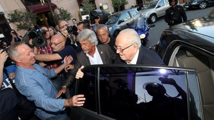 L'incident s'est produit lors de l'arriv&eacute;e de Jean-Marie Le Pen &agrave; une conf&eacute;rence de presse, &agrave; Nice (Alpes-Maritimes), jeudi 12 juin 2014. (  MAXPPP)