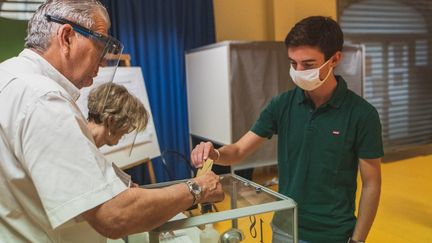 Un jeune électeur vote pour la première fois à Toulon, dans le Var, pour le premier tour des élections régionales et départementales, le 20 juin 2021.&nbsp; (CAMILLE DODET / HANS LUCAS / AFP)